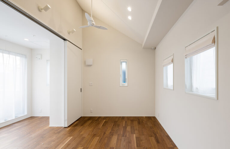 全部屋にアクセス可能な動線と細部までデザインにこだわった上質な家の洋室